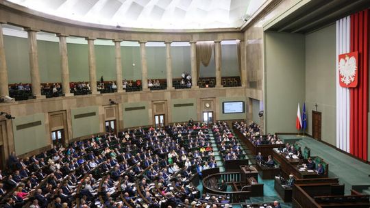 14. emerytura będzie na stałe - Sejm uchwalił ustawę o kolejnym dodatkowym rocznym świadczeniu pieniężnym dla emerytów i rencistów