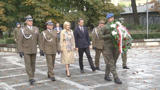 Akcja “Murem za mundurem” - uroczyste złożenie kwiatów pod pomnikiem ”Jodła”