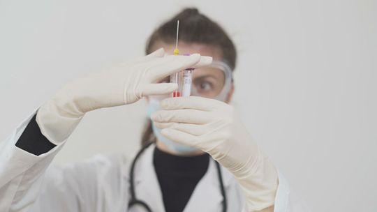 Andrusiewicz: trzy przypadki zgonów w zbieżności czasowej ze szczepieniem; dwa raczej niezwiązane z podaniem preparatu