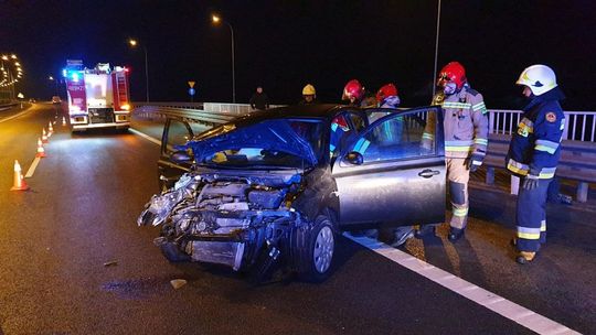 Auto uderzyło w bariery na trasie S7