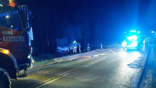 Auto wypadło z drogi i stanęło w płomieniach