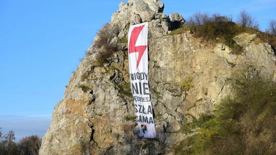 Banner Ogólnopolskiego Strajku Kobiet na Kadzielni