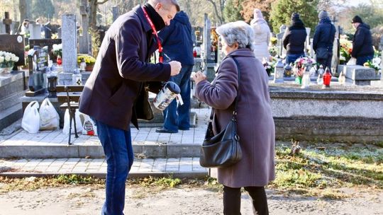 Bez kwesty na cmentarzach - zbiórka trwa w internecie. Miasto przekaże dotację, jak w ostatnim roku