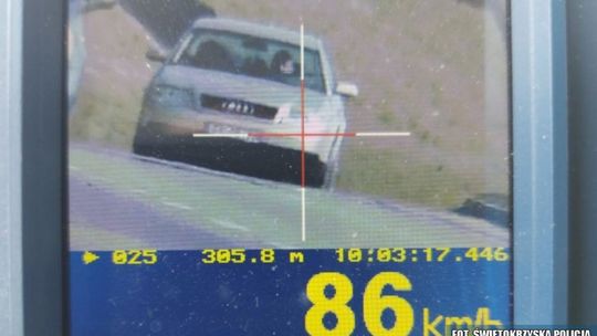 Bez uprawnień i z promilami w organizmie przez centrum Kielc. Pasażerką auta kobieta w 8 miesiącu ciąży