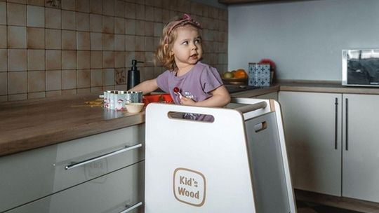 Bezpieczny kitchen helper od Kid's Wood - jak wybrać najlepsze meble dla dzieci?