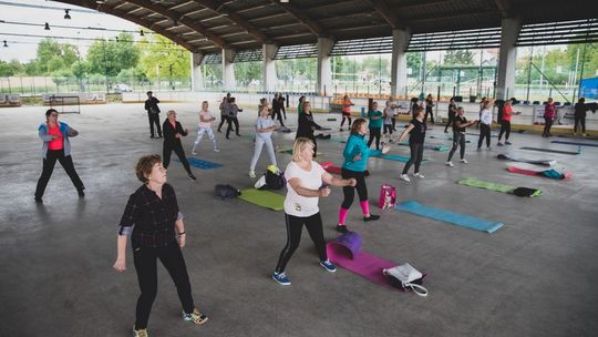 Bezpłatne zajęcia fitness dla seniorów na lodowisku  w ramach projektu "Aktywni na plus"