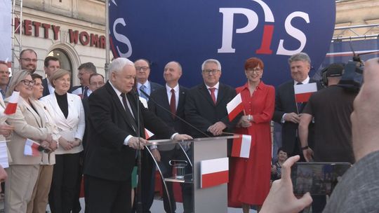 Biało-czerwona drużyna Jarosława Kaczyńskiego