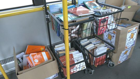 Bibliotekarze rozdawali książki w autobusie