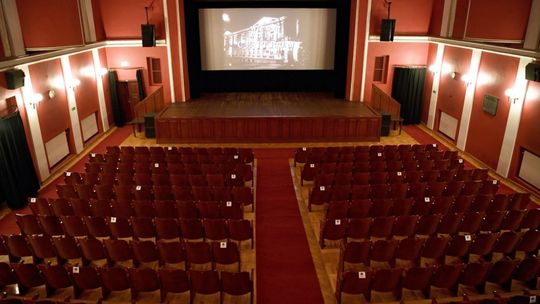 BIG InfoMonitor: w pandemii długi kin i teatrów wyższe o kilkadziesiąt procent
