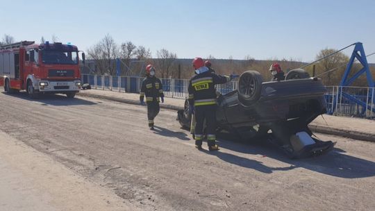 BMW dachowało na wiadukcie wyłączonym z ruchu