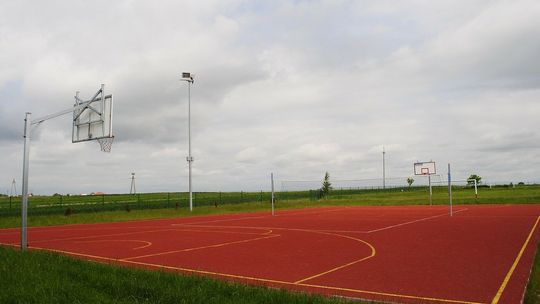 Boiska, pomoce i komputery - kolejne unijne fundusze trafiły do świętokrzyskich placówek oświatowych 