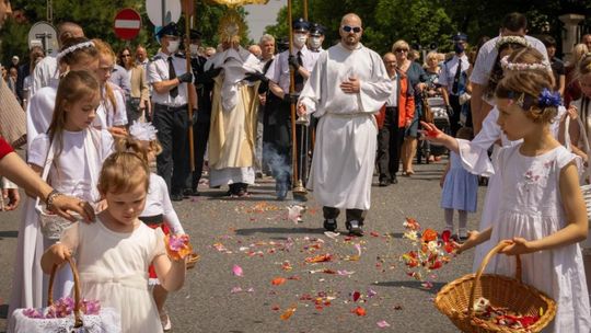 Bp Miziński: procesja Bożego Ciała jest wyznaniem wiary i zaproszeniem Boga do codzienności