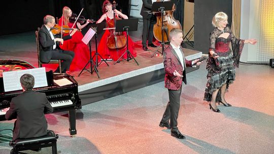 Brunetki, blondynki… Rozśpiewany Dzień Kobiet w WDK Brunetki, blondynki… Rozśpiewany Dzień Kobiet w WDK