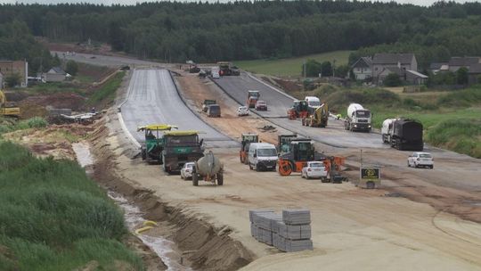 Budowa odcinka S74 Kielce-Mniów trwa. Wiemy jak idą postępy