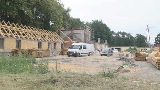 Budynek Muzeum Ziemi Koneckiej już z więźbą dachową. Przybędzie także miejsc parkingowych