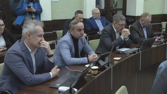 Budżet nie. Przewodniczący nie, albo...