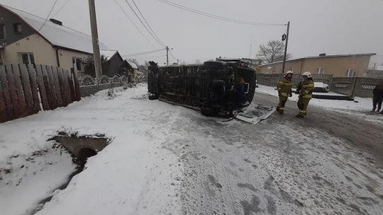 Bus przewrócił się na bok. Trudne warunki na drogach powiatu koneckiego