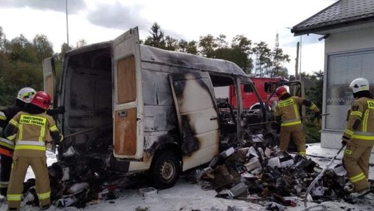 Bus spłonął na stacji benzynowej