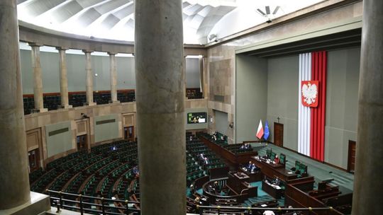 CBOS: 60 proc. Polaków źle ocenia pracę Sejmu; 48 proc. - Senatu; nadal więcej niezadowolonych z pracy prezydenta