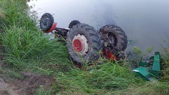 Ciągnik przygniótł mężczyznę. Tragedia rozegrała się pod wodą