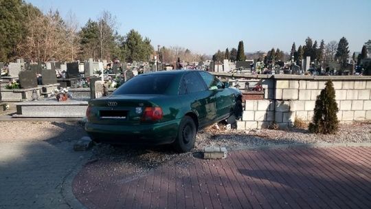 Ćwiczyła manewry, zniszczyła auto, nagrobki i ogrodzenie cmentarza