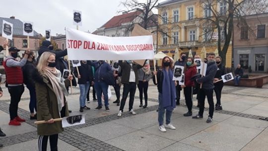 "Czarna Polewka dla Rządu RP" - protest branży gastronomicznej w Kielcach