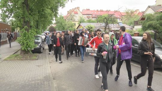 Czy w deszczu czy słońcu korowód musi być!