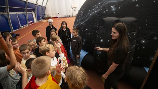 Czy w kosmosie biegają psy? Mobilne planetarium Kopernika w Działoszycach