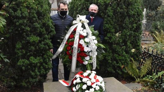 Delegacja z Masłowa na grobie Stefana Żeromskiego 