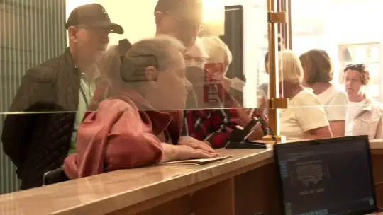 Długa kolejka po bilety Teatru