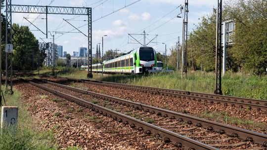 Doszło do uszkodzenia sieci trakcyjnej w Warszawie; poważne utrudnienia w ruchu pociągów