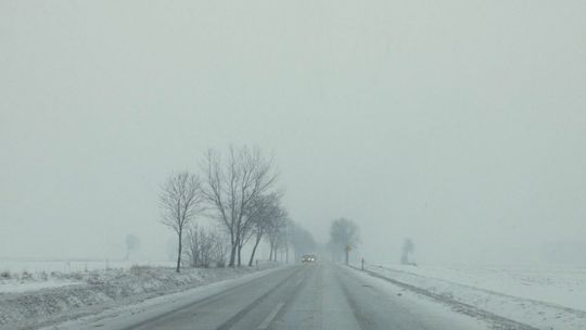 Drogowcy ostrzegają kierowców przed deszczem, śniegiem i mgłą