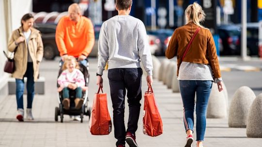 Dwa wolne weekendy i podwójna pensja za prace w dni wolne. W tle likwidacja zakaz handlu w niedziele