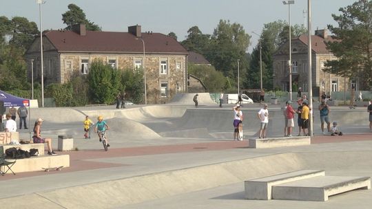 Ekstremalne pokazy jazdy na hulajnogach, deskorolkach i rowerach. „Sportowa jajecznica” smakowała na skarżyskim Skateparku