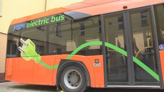 Elektryczny autobus jeździ już po drogach Działoszyc