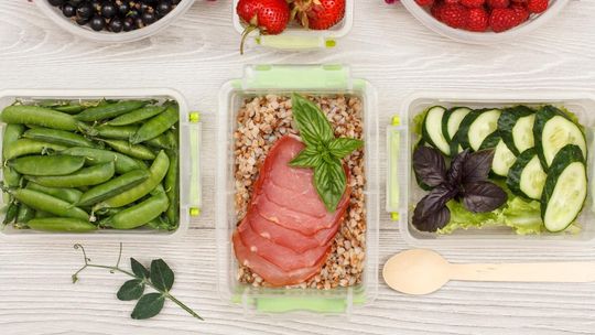 Fleksitarianizm w pudełku. Jak ograniczyć mięso bez rezygnowania z niego całkowicie?