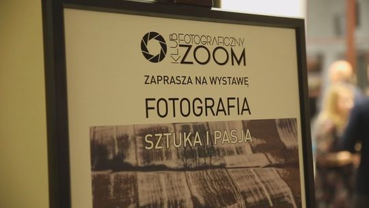 „Fotografia  - Sztuka i pasja”. Tłumy na wernisażu wystawy Klubu Fotograficznego ZOOM