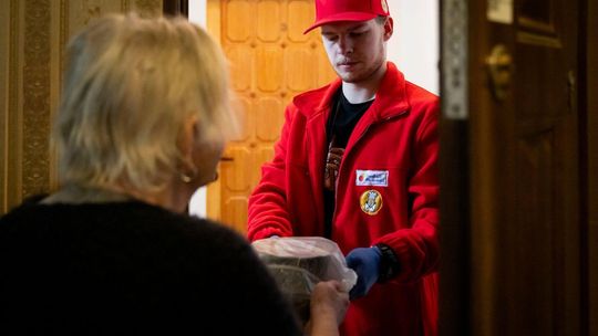 Fundacja Biedronki: nie czekają na obiad. Czekają na kogoś w drzwiach. Nowe badanie pokazuje, czego naprawdę potrzebują samotni seniorzy