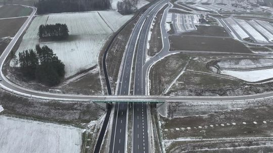 GDDKiA apeluje o ostrożną jazdę; błoto pośniegowe w 13 województwach