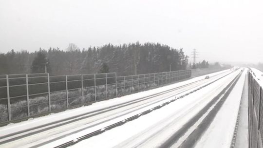 GDDKiA: jazdę utrudnia śnieg i deszcz oraz błoto pośniegowe