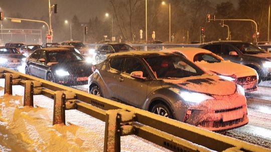 GDDKiA ostrzega przed opadami śniegu, błotem pośniegowym na trasach i śliskimi drogami