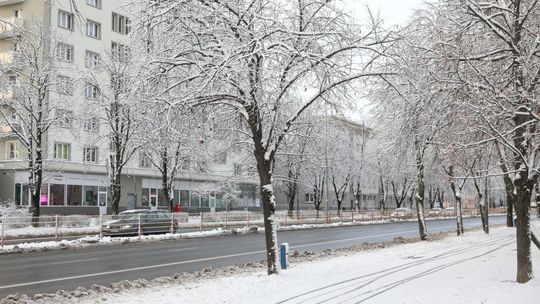 GDDKiA ostrzega przed opadami śniegu, deszczu i gołoledzią; drogi krajowe są przejezdne