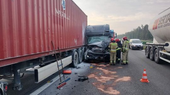 Groźne zderzenie busa z ciężarówką