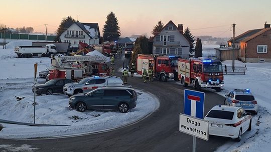 Groźny pożar. W pomieszczeniu są gazy techniczne