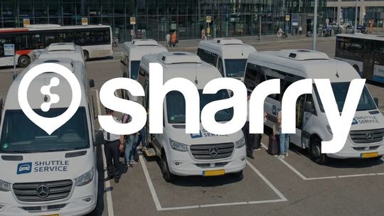 logo i nazwa firmy Sharry na tle sześciu białych minibusów
