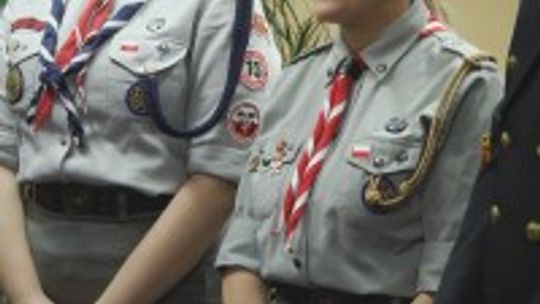 Harcerze przekazują Betlejemskie Światło Pokoju