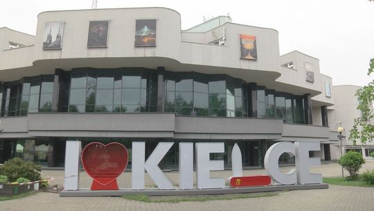 „I ❤ Kielce” duży na pół kortu tenisowego napis pojawił się przed Kieleckim Centrum Kultury