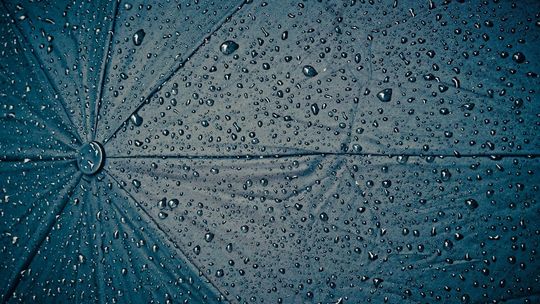 IMGW: ochłodzenie, deszcz i śnieg; poprawa pogody przed weekendem