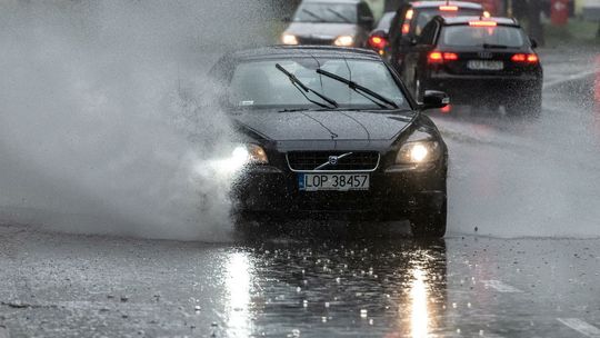 IMGW ostrzega mieszkańców siedmiu województw przed burzami i silnym deszczem