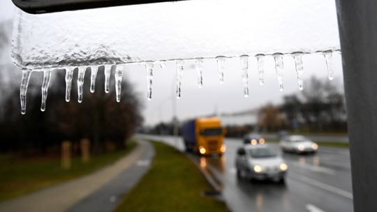 IMGW ostrzega przed marznącymi opadami deszczu